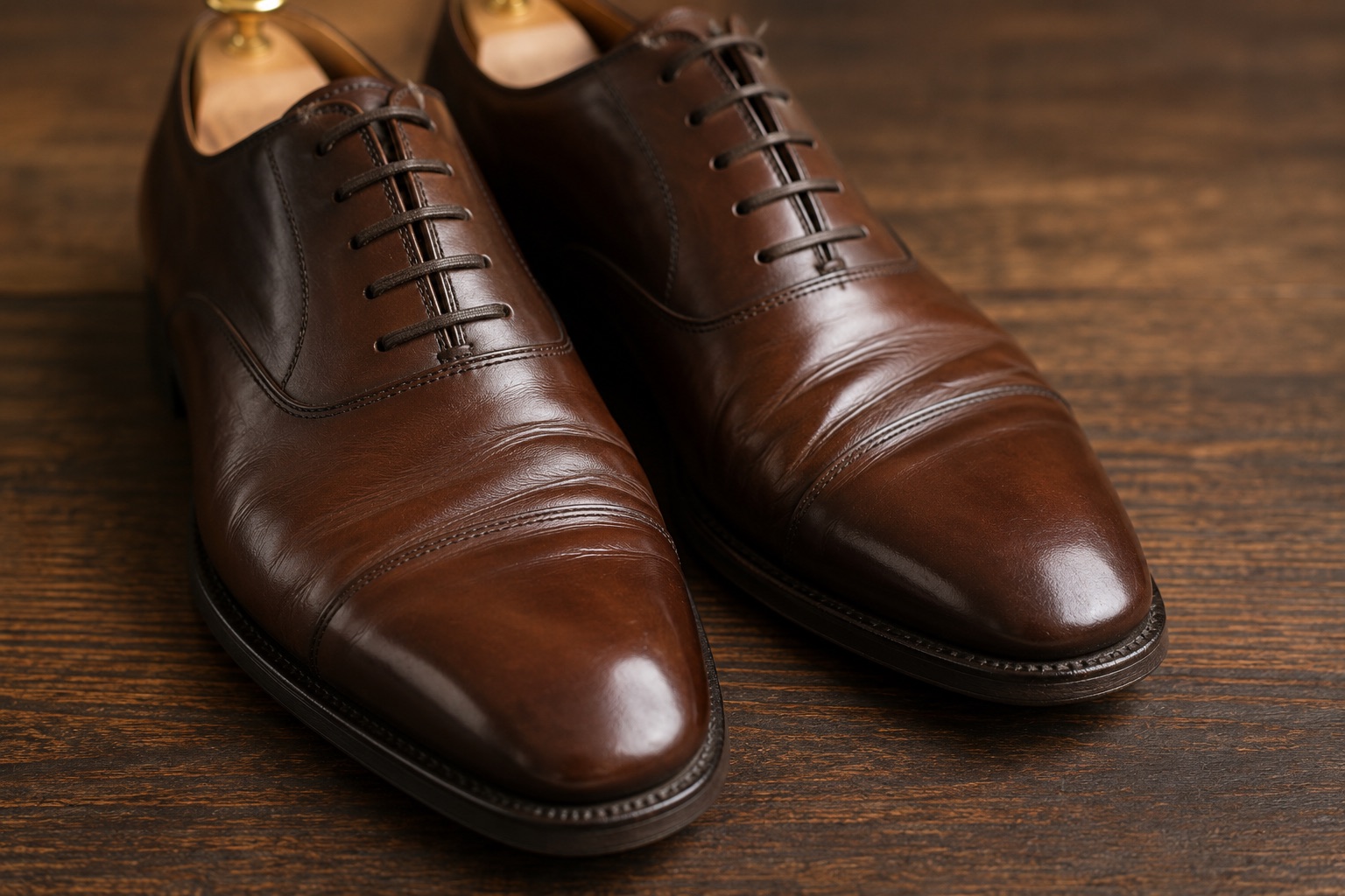 Dép da bị nhăn, không đút được shoetree thì xử thế nào? Là hơi nước có ăn không?