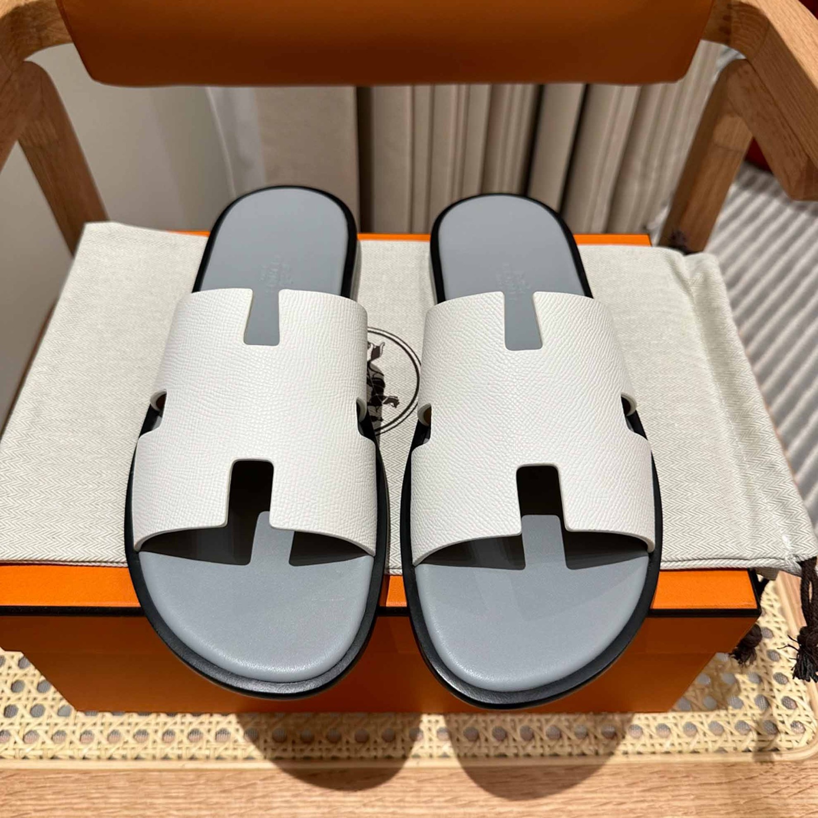 Dép Hermès (Oran, Izmir) cần chăm sóc thế nào?