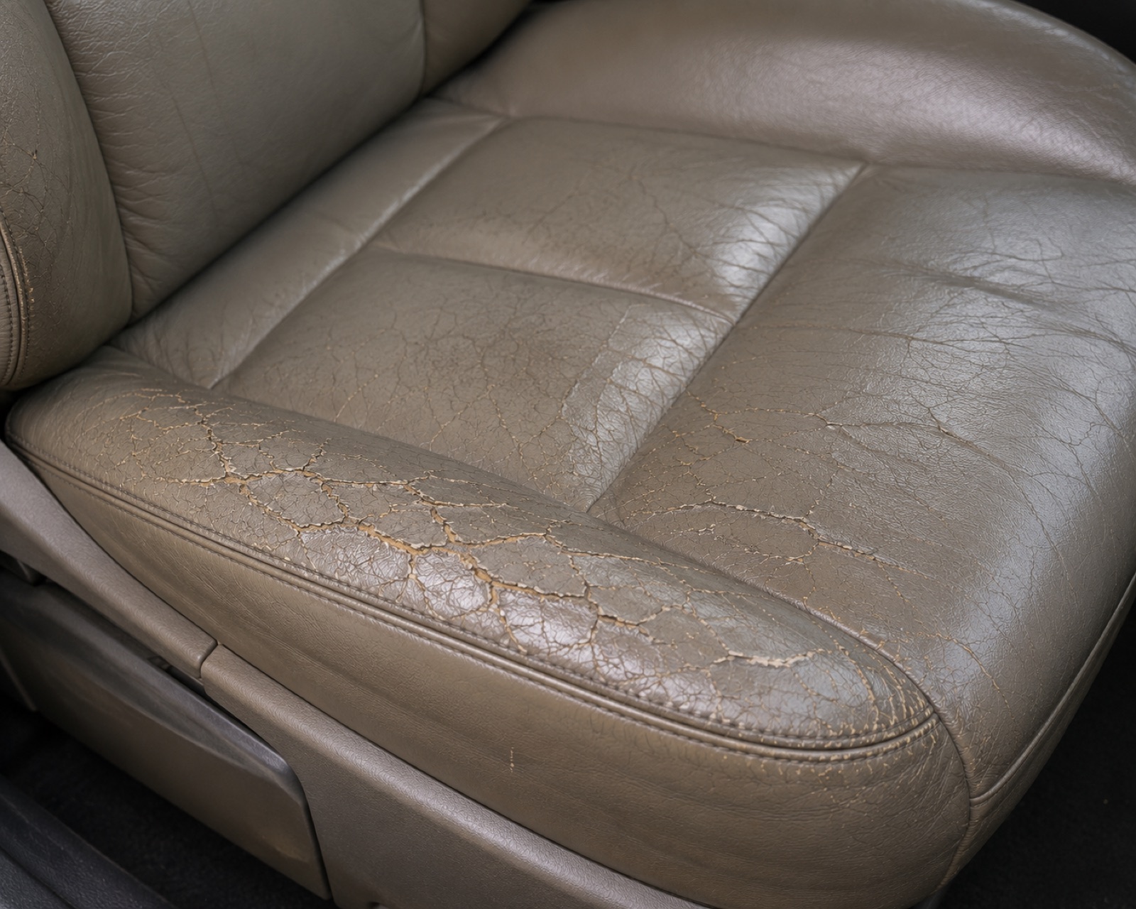 Ghế sofa da, ghế da ô tô bị nứt, bạc màu có phục hồi được không?