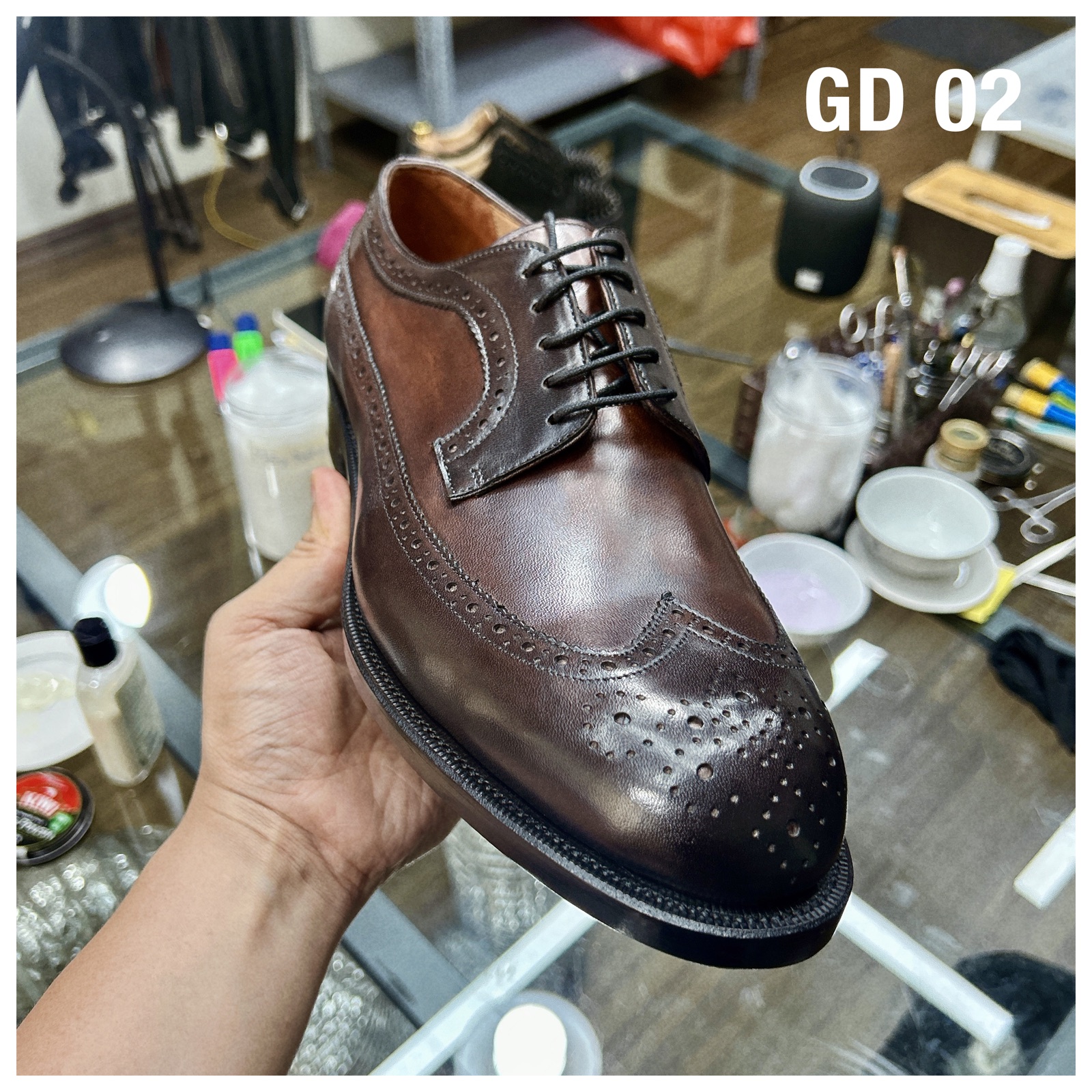 Giày mới mua có cần dưỡng và đánh xi ngay không?