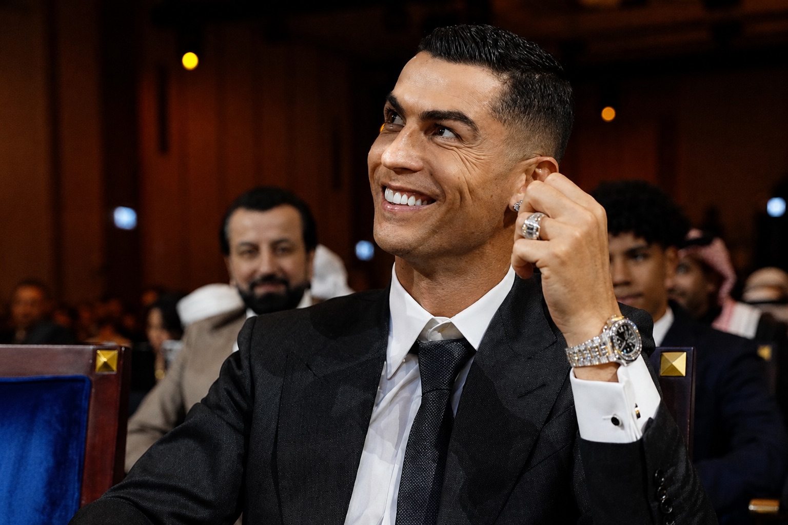 Ronaldo đi giày Tod's mà dùng sáp cứng dưỡng là phí cả đôi giày $800+