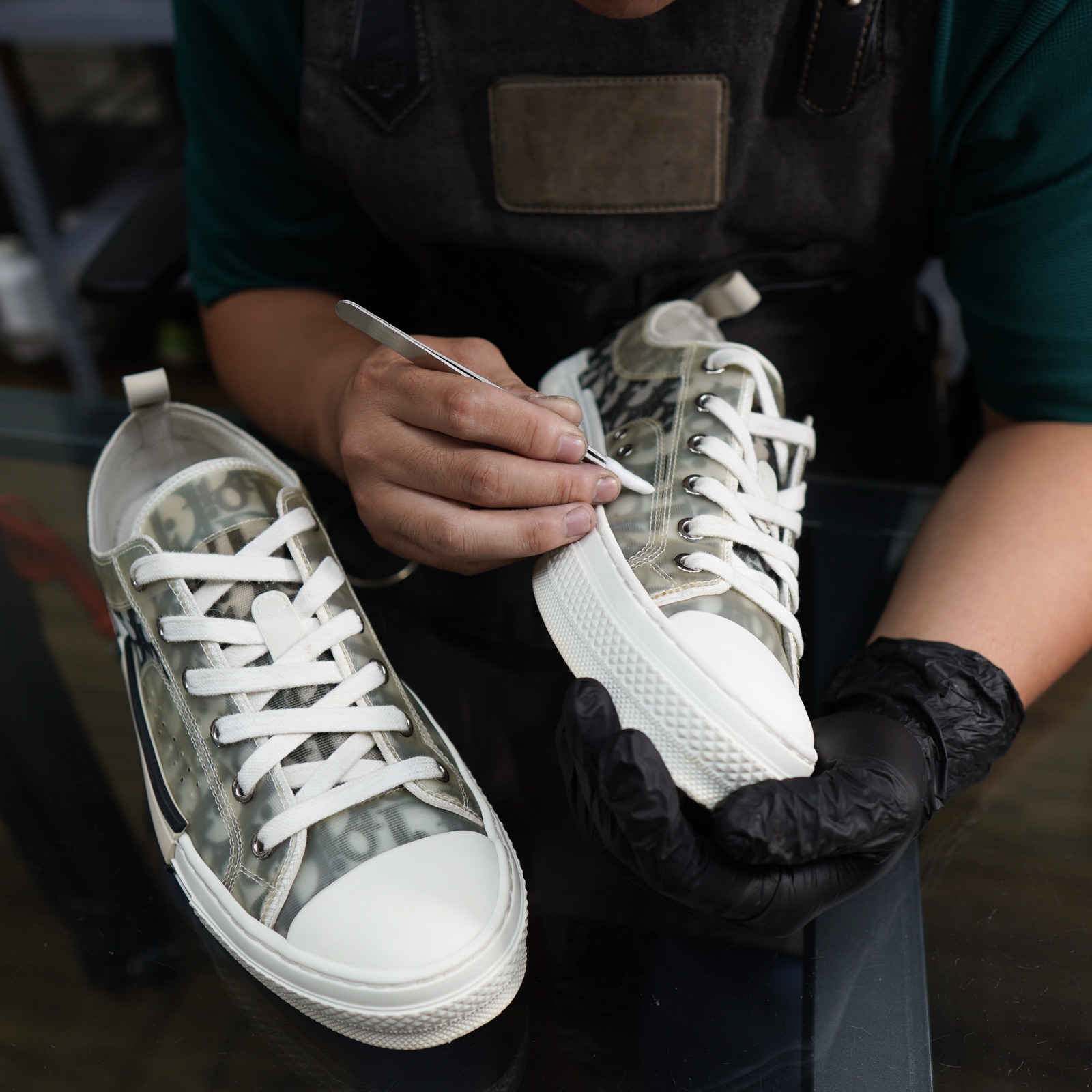Sneaker da trắng bị ố vàng làm trắng lại thế nào?