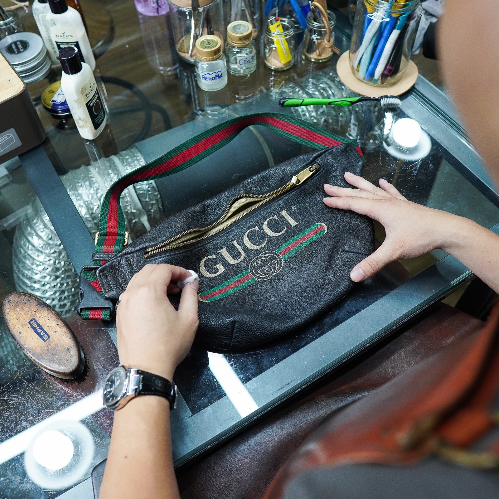 Túi hàng hiệu (LV, Gucci) dùng ở khí hậu Việt Nam hay gặp 'bệnh' gì nhất?